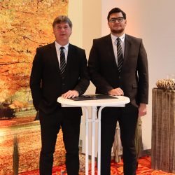 Joachim Gommer und sein Sohn Jano Gommer von Bestattungen Gommer in Veldhausen.
