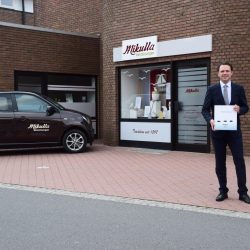 Alexander Mikulla von Mikulla Bestattungen aus Nordhorn vor der Zweigstelle am Markt in Wietmarschen.